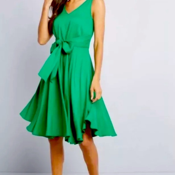 Modcloth Dresses & Skirts - SOLD ModCloth Kelly Green V-Neck Swing Dress w/ Tie Sz Med